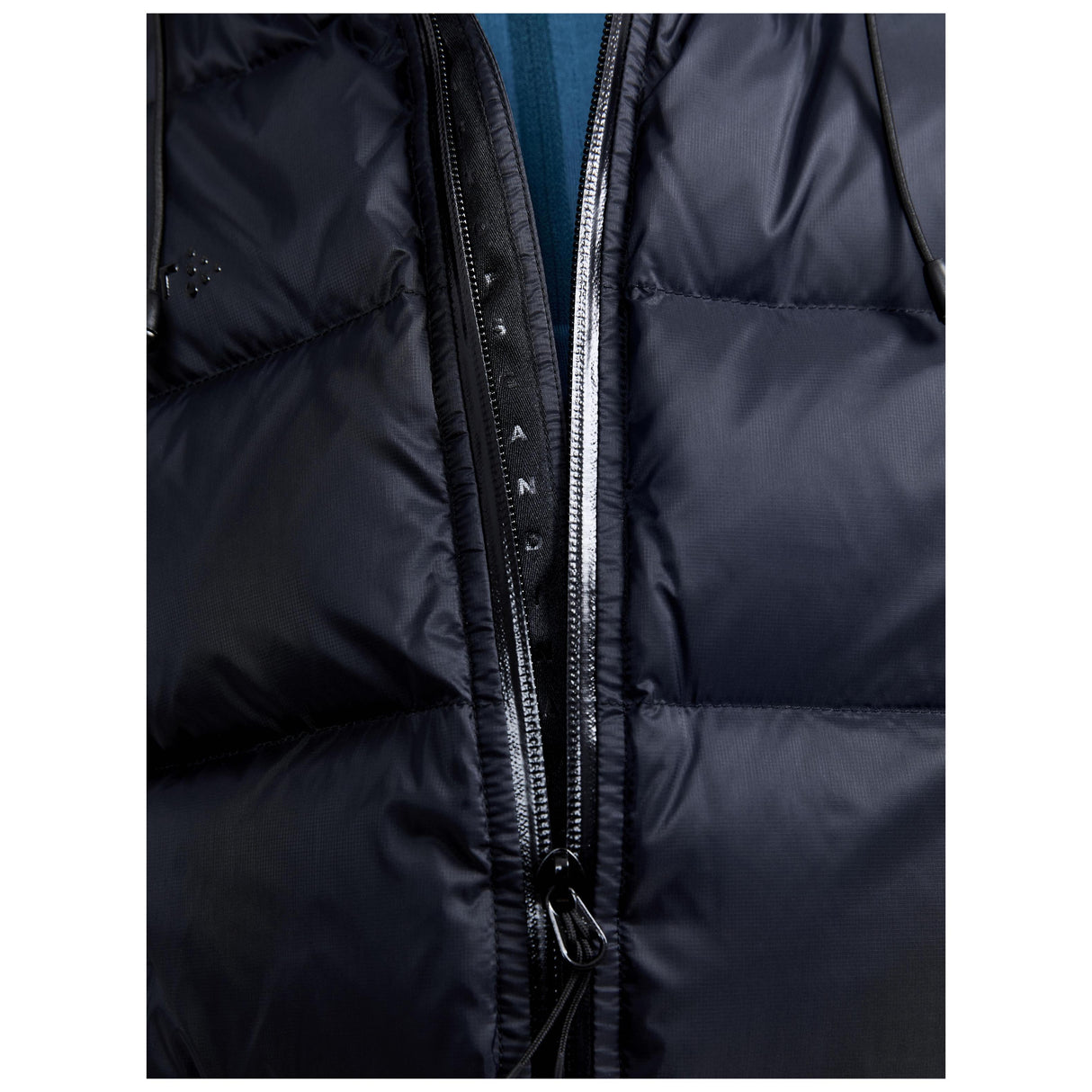 Adv Explore Down Jacket W - Black - Closeup 5