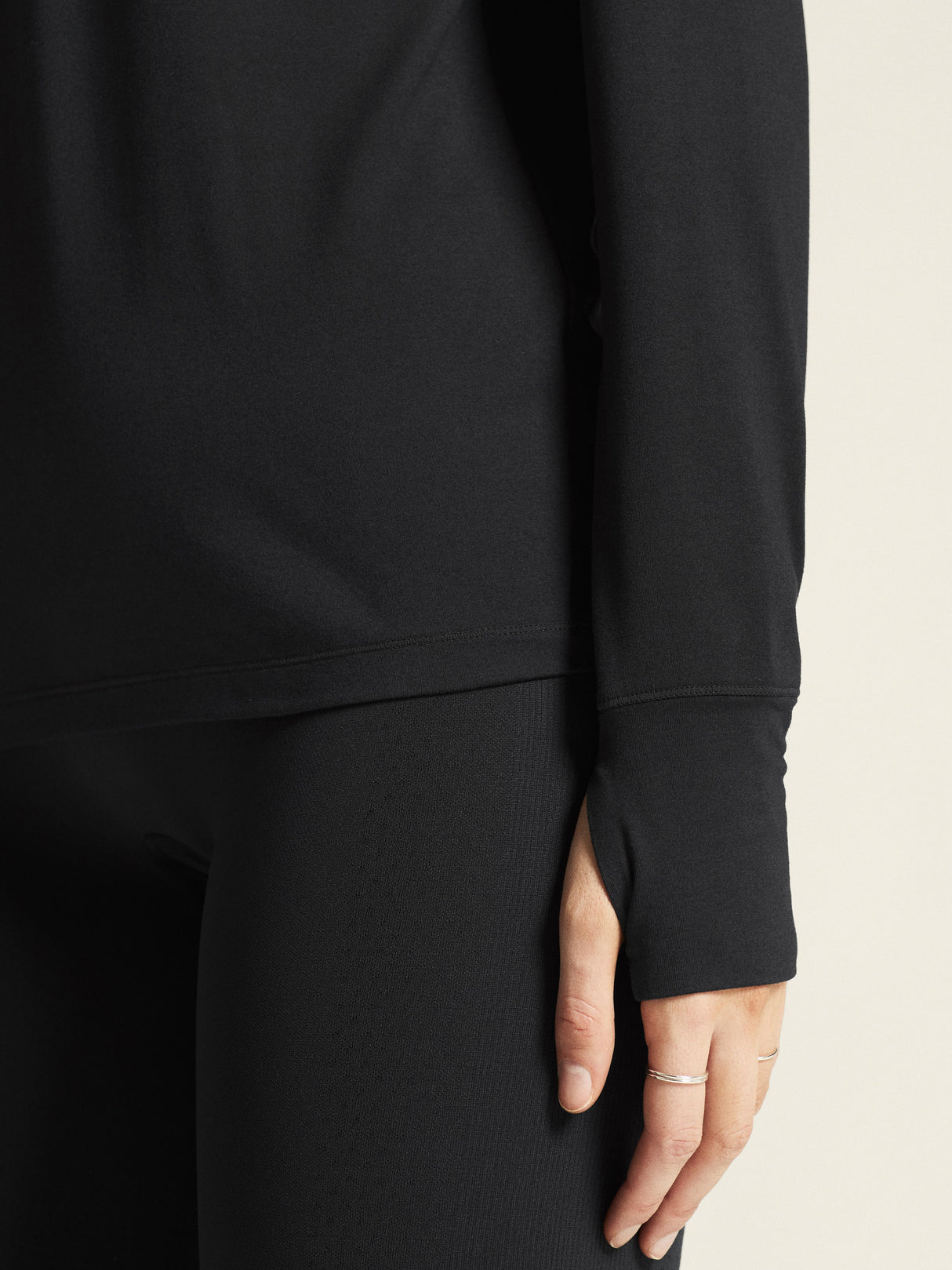 Layers Hz Ls W - Black Melange - Closeup 7