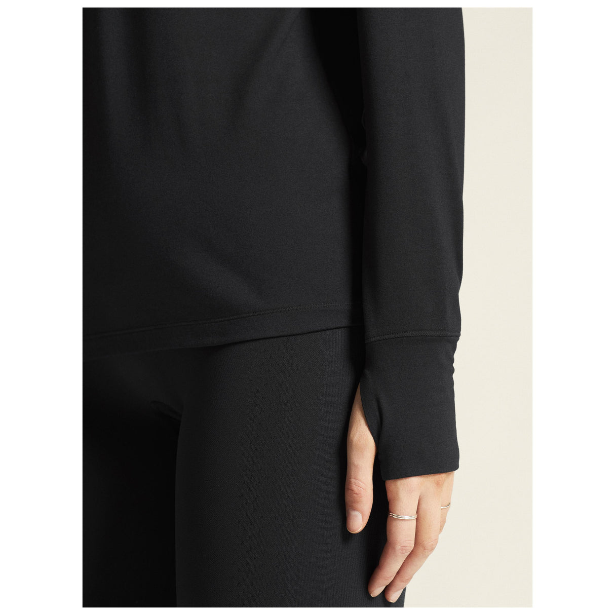 Layers Hz Ls W - Black Melange - Closeup 7