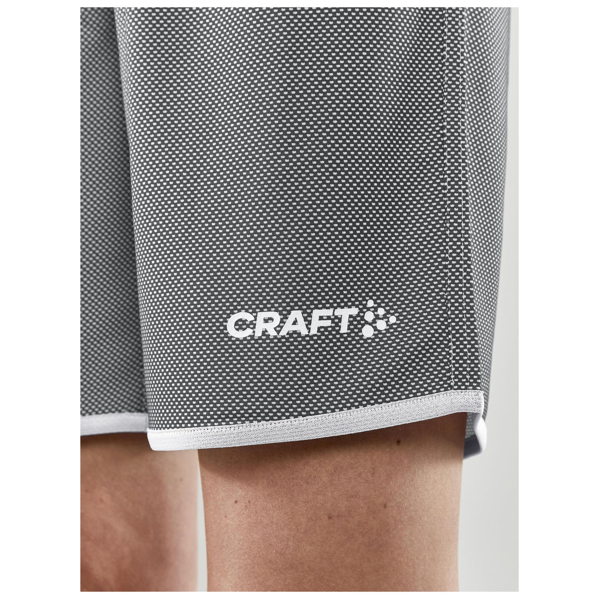 Progress Reversible Shorts W - Black/White - Closeup 5